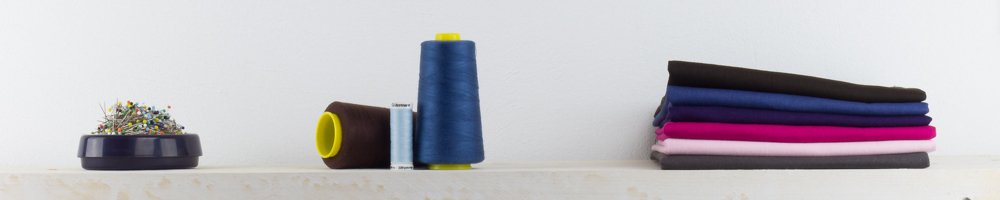 stof op een plank met accessoires